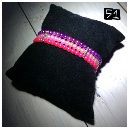 Trefärgat trippelarmband i två olika rosa nyanser och en lila som sitter ihop med silverfärgade trippeldelar.  Givetvis går detta armband att få i andra färger precis som alla andra armband Grandtiaras Design har.  PRIS: 95kr (102kr inkl porto)